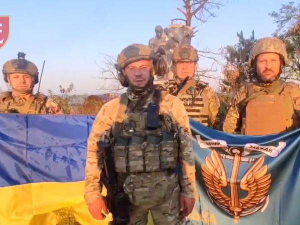 Soldati ucraini dopo aver riconquistato Urochine