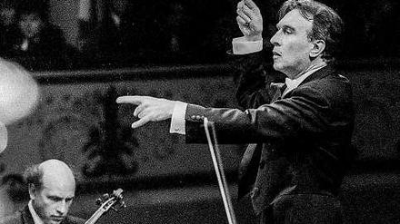 Claudio Abbado dirigiert im Teatro Communale von Ferrara.