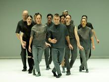 Tänzer:innen über 40: Das Dance On Ensemble spielt mit vielen Stufen von Grau