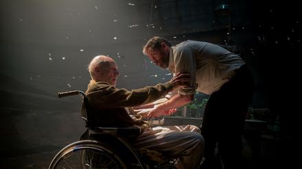 Filmszene aus dem Wettbewerbsfilm "Logan" mit Patrick Steward und Hugh Jackman.