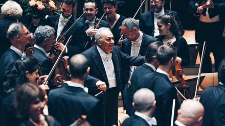 Lachender Abschied. Zubin Mehta inmitten seines Israel Philharmonic Orchestra beim Gastspiel in der Philharmonie.