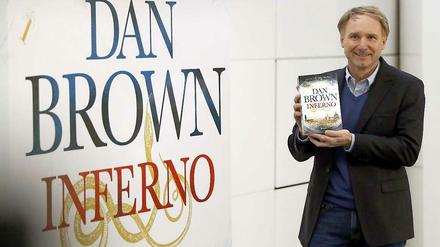 Bestseller-Autor Dan Brown posiert mit seinem sechsten Roman "Inferno" bei der Madrider Buchmesse im Mai 2013.