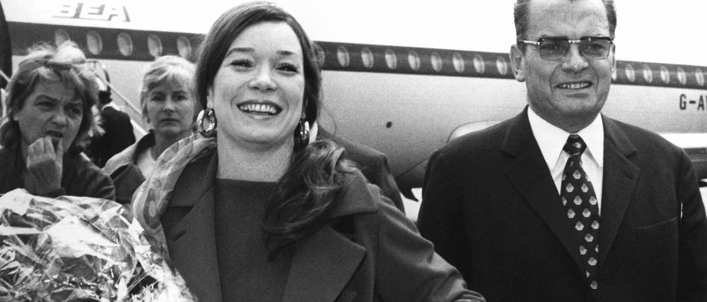 Festsspielleiter Alfred Bauer begrüßt den Star Shirley MacLaine 1971 auf dem Flughafen Tempelhof.  
