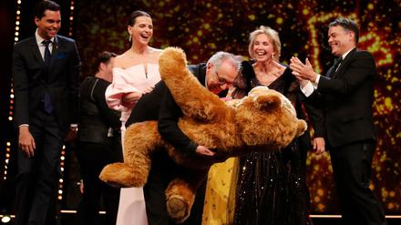 Geschenk von der Jury. Dieter Kosslick mit seinem XXL-Teddybären.