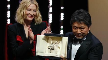 Jury-Präsidentin Cate Blanchett mit dem Gewinner des Abends, Hirokazu Kore-eda.