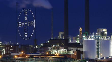 Das Werk der Bayer AG in Leverkusen mit der großen Leuchtreklame.