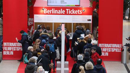 Schlange stehen ist für viele Teil des Berlinale-Gefühls – hier der Ticketschalter in den Arkaden am Potsdamer Platz.
