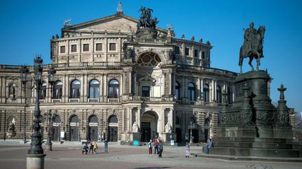 Dresden ist eine der acht deutschen Städte, die sich um den Titel "Kulturhauptstadt Europas 2025" bewerben. Hier die Semperoper auf dem Theaterplatz . 