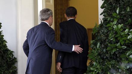 Der noch amtierende Präsident George W. Bush lässt seinem designierten Nachfolger Barack Obama den Vortritt ins Weiße Haus. 