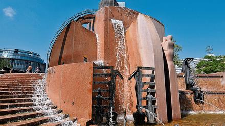 Wasserwahrzeichen. Schmettaus Weltkugelbrunnen wurde 1983 eingeweiht.
