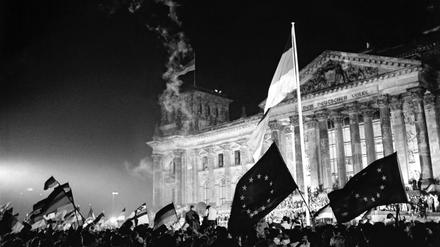 Menschennmenge mit Fahnen vor Reichstag