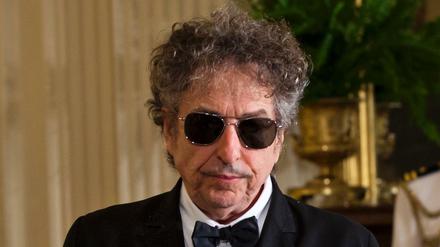 Bob Dylan, wie üblich mit Sonnenbrille