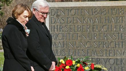 Bundespräsident Frank-Walter Steinmeier und seine Frau Elke Büdenbender gedenken den Märzgefallenen.