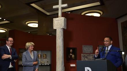DHM-Direktor Rapahel Gross, Kulturstaatsministerin Monika Grütters und Botschafter Andreas Guibeb (rechts) verkünden die Rückgabe der Kreuzsäule.