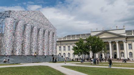 Die umstrittene Performance soll ab 24. August im Fridericianum stattfinden (rechts). Links im Bild der "Parthenon der verbotenen Bücher" auf dem Kasseler Friedrichsplatz .