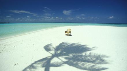Ein Traumstrand auf einer Touristen Insel auf dem Malediven im Indischen Ozean.