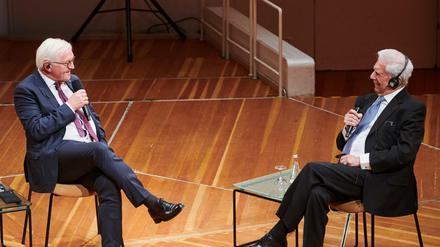 Bundespräsident Frank-Walter Steinmeier und Mario Vargas Llosa beim Internationalen Literaturfestival im Kammermusiksaal im Philharmonie.