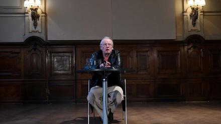 Frank Castorf spricht über seine Inszenierung "Les Misérables" am Berliner Emsemble.
