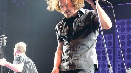 Der Haarverwirbler. Pearl-Jam-Sänger Eddie Vedder beglückt seine Fans. Foto: DAVIDS/Sven Darmer