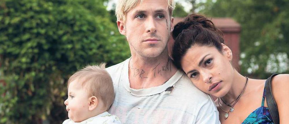 Eine Hoffnung namens Familie. Seit kurzem weiß Luke (Ryan Gosling), dass er mit Romina (Eva Mendes) ein Kind hat. Höchste Zeit, ein irgendwie geregeltes Leben zu führen. Der Film „The Place Beyond the Pines“ läuft ab Donnerstag in 21 Berliner Kinos. 