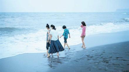 Kennenlernen. Die vier Schwestern am Strand bei Tokio. 