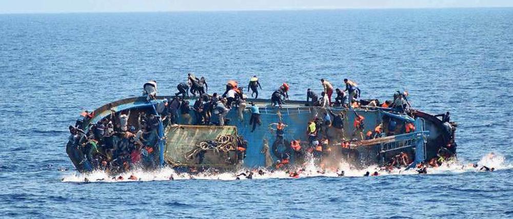 Ein Flüchtlingsboot vor der libyschen Küste im Augenblick des Kenterns, aufgenommen am 25. Mai 2016.