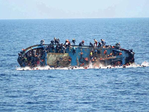 Ein Flüchtlingsboot vor der libyschen Küste im Augenblick des Kenterns, aufgenommen am 25. Mai 2016.