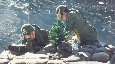 Amerikanische Soldaten am 25. Dezember 1967 auf dem Hügel 875 bei Dakto, wenige Tage nach einem massiven Angriff des Vietcongs. 