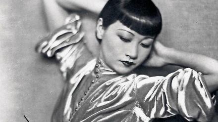 Stilsicher. Anna May Wong in einem authentischen Seidenkleid.