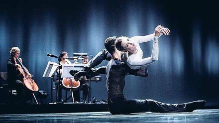 Bewegungswitz. Die Choreografie „mutual comfort“ von Edward Clug, getanzt von den tollen Nachwuchstänzern des Nederlands Dans Theater.