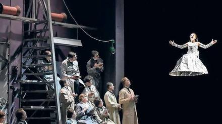 Singender Luftgeist. Cristina Pasaroiu als Olympia im Bühnenbild von Chantal Thomas. 