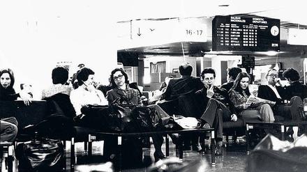 Duft der großen weiten Welt. Musiker und Musikerinnen des Berliner Sinfonie-Orchesters auf einem spanischen Flughafen in den 70er Jahren.