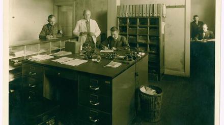 Schreibtischtäter. Ein Dienstzimmer der Nebenstelle Montabaur des Arbeitsamtes Niederlahnstein, um 1940. 