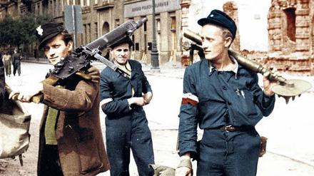 Allein gegen die Übermacht. Kämpfer der polnischen Heimatarmee auf einem kolorierten Bild aus dem Film „Warsaw Rising“. 