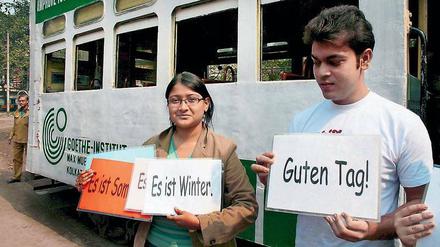 Tafelwerk. Studenten des Goethe-Instituts in Kalkutta bei einer Werbeaktion für Deutschunterricht.