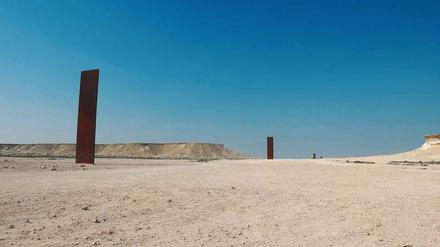 Wegzeichen. In der katarischen Wüste stehen seit einigen Jahren die vier senkrechten, rund 15 Meter hohen Stahlplatten von Richard Serra.