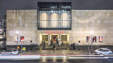 1966 wurde der historische Saal der Komischen Oper mit einer bewusst modernen architektonischen Hülle ummantelt. 