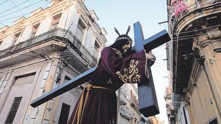 Das Kreuz mit dem Kreuz. „Via Crucis“-Prozession im kubanischen Havanna (2012), kurz vor dem Besuch von Benedikt XVI. 