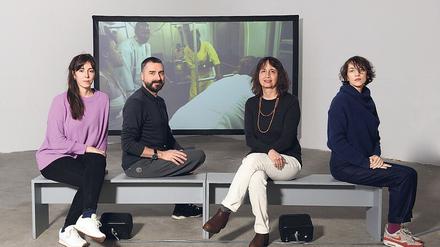 Vier für die Kunst. Renata Cervetto, Agustín Pérez Rubio, Lisette Lagnado und María Berríos im Ausstellungsraum von Ex-Rotaprint vor einer Filmarbeit von Virginia de Medeiros. 