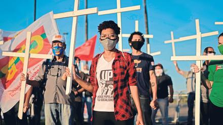 Demonstranten protestieren mit Kreuzen gegen die Pandemie-Politik des brasilianischen Präsidenten Jair Bolsonaro.