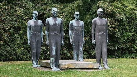 Steife Kameraden. Adolf Wampers „Denkmal mit Bergleuten“ (1953) auf dem Friedhof Rotthausen in Gelsenkirchen. 