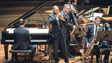 Tänzeln, quengeln, spielen. Wynton Marsalis und Mitglieder des 14-köpfigen Jazz at Lincoln Center Orchestra. 