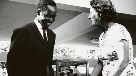 Die britische Anthropologin Mary Leakey übergibt 1965 einen in Tansania gefundenen Schädel, den "Nutcracker Man", an den tansanischen Präsidenten Julius Nyerere.