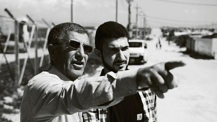Zwischenstopp Irak: Andriy Suleyman (rechts) lässt sich den Weg zum Haus seines Onkels zeigen.