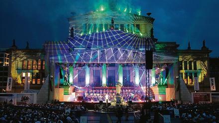 Stimmungsvoll. Das Konzerthaus leuchtet in die Berliner Nacht. 