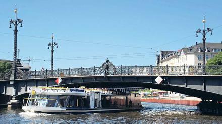 Wo die Stadt Atem schöpft. Die Weidendammer Brücke verlängert die Friedrichstraße in die Spandauer Vorstadt .Die heutige Brücke mit vier Kandelabern und neobarock verzierten schmiedeeisernen Geländern entstand von 1894 bis 1896. Sie steht unter Denkmalschutz