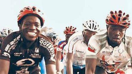 Individuelle Initiative. Teilnehmer des Radrennens in Burkina Faso. 