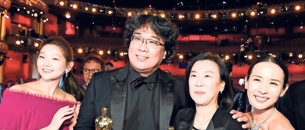 Bong Joon-ho, hier an der Seite seiner Produzentin Kwak Sin-ae (2. v. re.), gewann mit „Parasite“ schon in Cannes die Goldene Palme. 