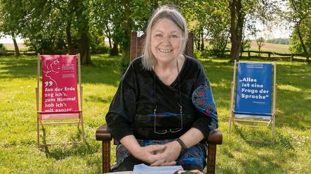 Wo auch Rehe vorbeischauen und sich unter den Bäumen niederlassen. Helga Schubert im Sommer 2020 im Garten ihres Hauses in Neu-Meteln. 