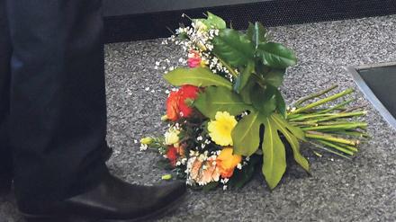 Nimm dies. Blumen für den frisch gewählten Thüringer Ministerpräsidenten.